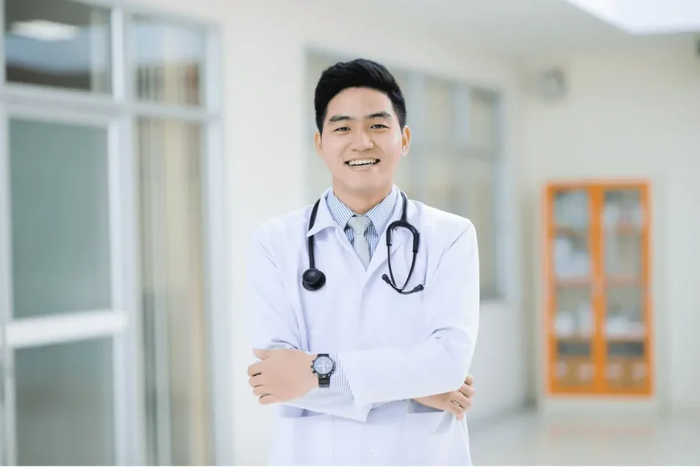 微笑抱胸的男性醫師